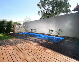 Piscine de tour avec des murs sur deux côtés