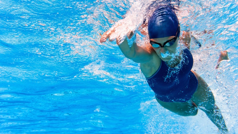 Underwater picture of a woman swimming laps