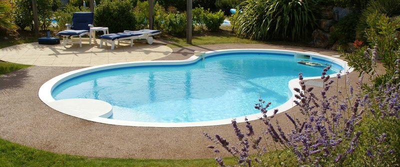 A figure 8 shaped inground swimming pool