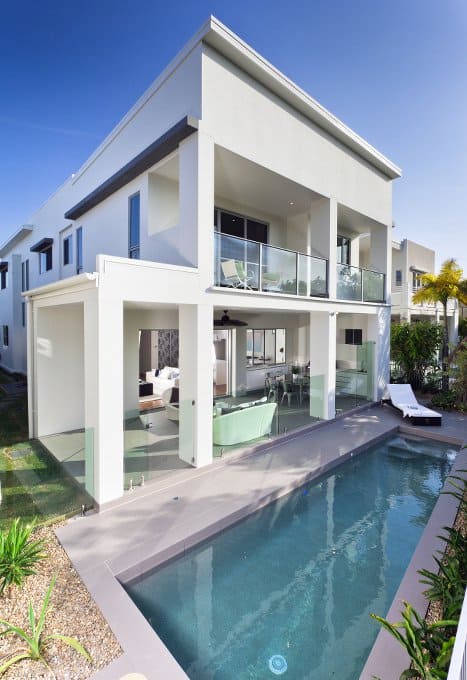 Maison moderne avec piscine juste devant sa porte dérobée